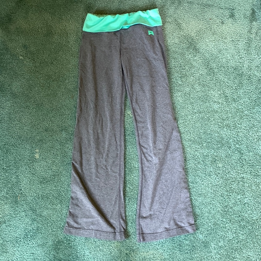 Girl’s gray Nike yoga pants